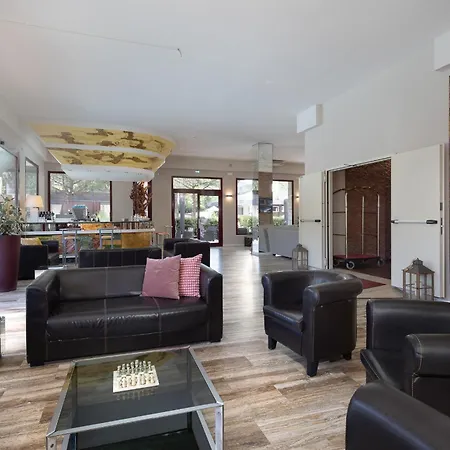Hotel Corona Milano Marittima فندق